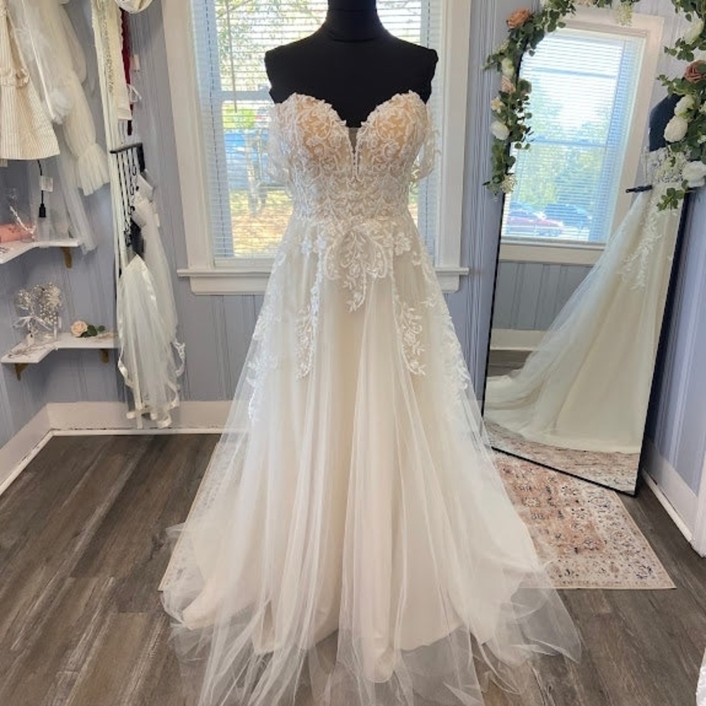 Elegant Lace Strapless Wedding Dress